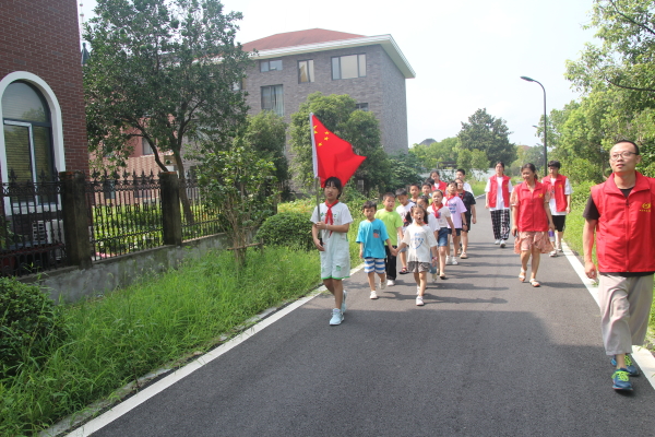 国学诵读 徒步锻炼 东江嘴村青少年夏令营开班啦！